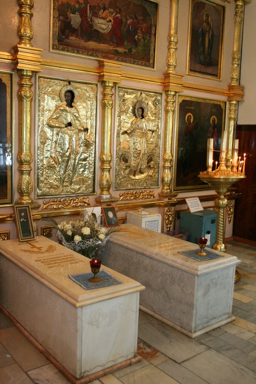 Места погребения архиепископов Чебоксарских Илария (Ильина) и Вениамина (Новицкого)